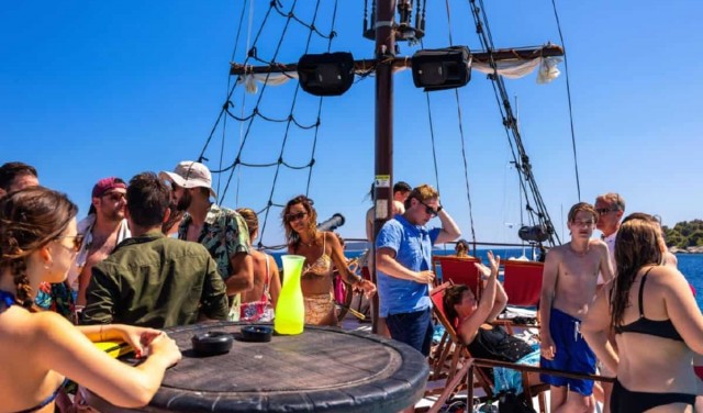 Lagon bleu et fête en bateau depuis Split (Croatie)